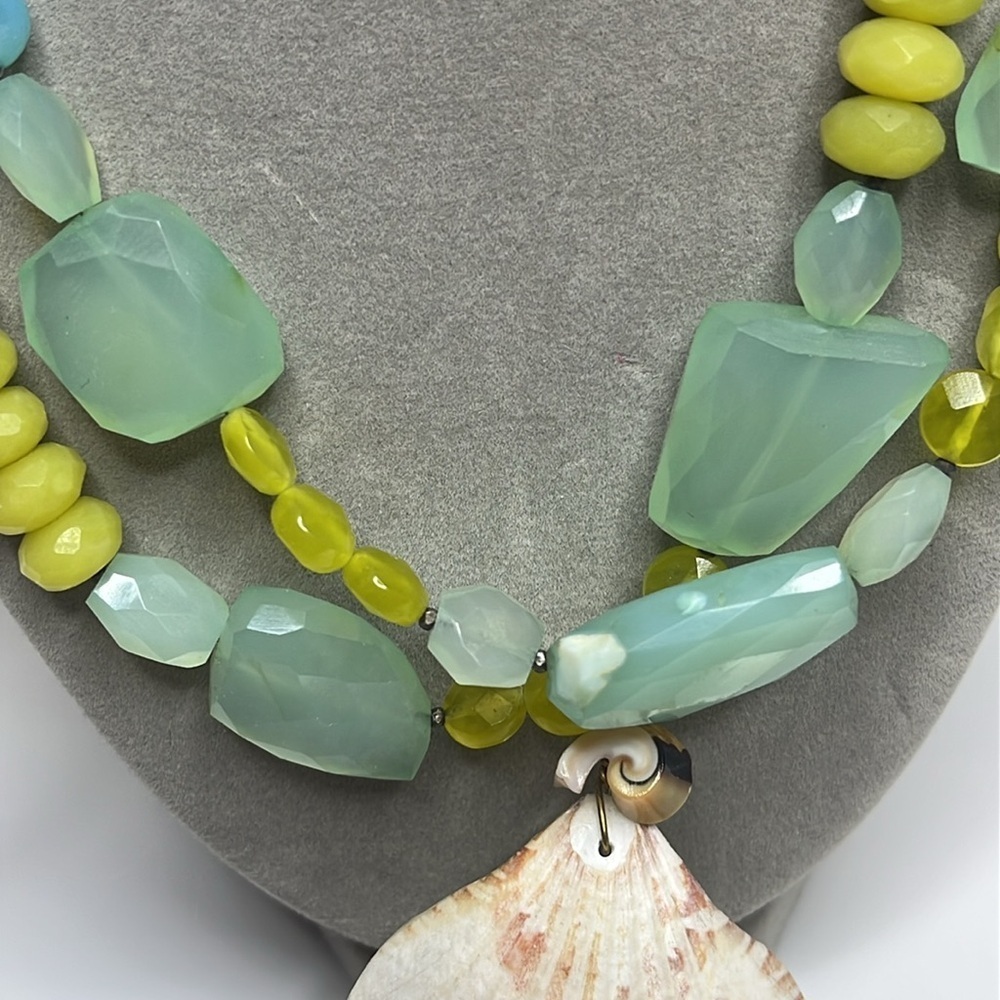 Elegant Multicolor Shell Necklace - Picture 10 of 11